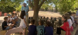 Βιωματικό μάθημα στη φύση για τους μικρούς μαθητές